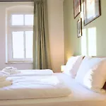 Ruhiges & Modernes 5-personen Mit Boxspringbetten, Smart-tv, Wlan Und Balkon * Magdeburg