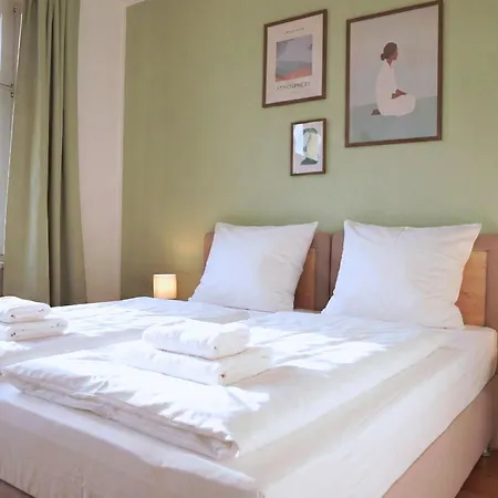 Apartment Ruhiges&modernes 5-personen Mit Boxspringbetten, Smart-tv, Wlan Und Balkon