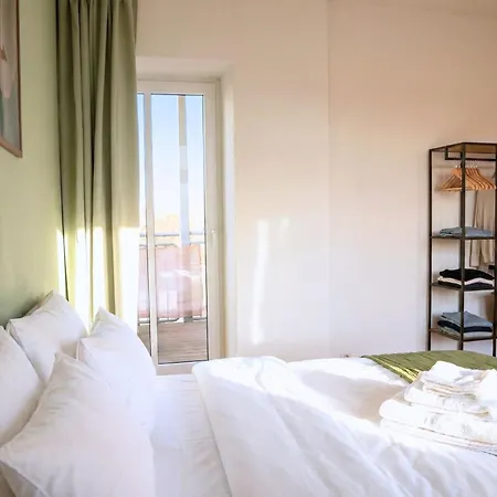 Ruhiges & Modernes 5-personen Mit Boxspringbetten, Smart-tv, Wlan Und Balkon * マクデブルク