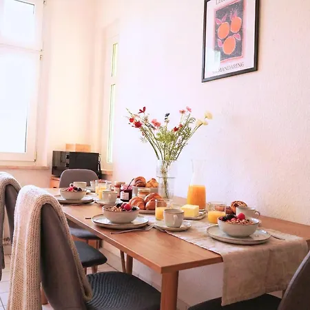 Ruhiges & Modernes 5-personen Mit Boxspringbetten, Smart-tv, Wlan Und Balkon マクデブルク