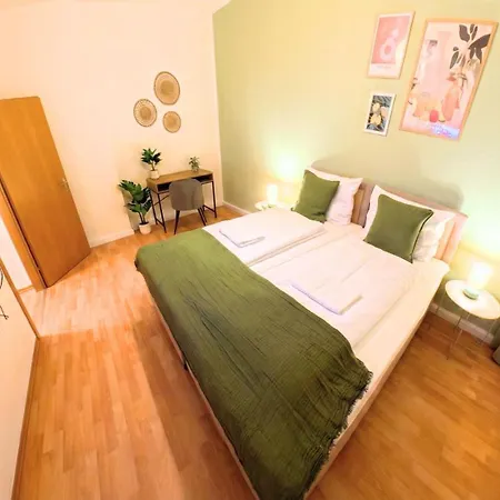 Ruhiges & Modernes 5-personen Mit Boxspringbetten, Smart-tv, Wlan Und Balkon Apartment *